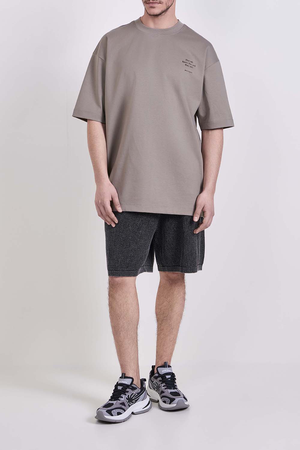 תמונת כל הלוק של חולצת טי אוברסייז